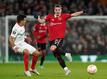 Marcel Sabitzer (r) von Manchester United gegen Marcos Acuna vom FC Sevilla.