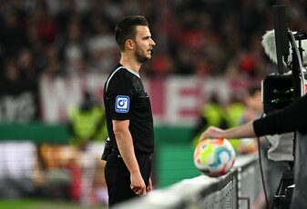 Schiedsrichter Daniel Schlager überprüft eine Szene am Bildschirm auf Handspiel. Schiedsrichter Daniel Schlager überprüft eine Szene am Bildschirm auf Handspiel.