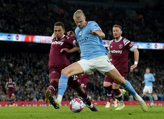 Erling Haaland (M) von Manchester City in Aktion. Erling Haaland (M) von Manchester City in Aktion.