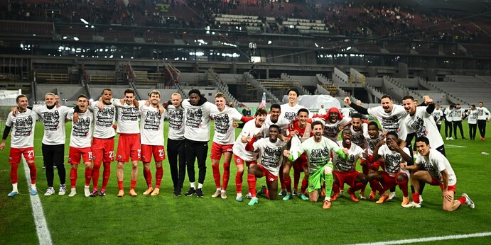 Die Frankfurter Mannschaft feiert den Finaleinzug.