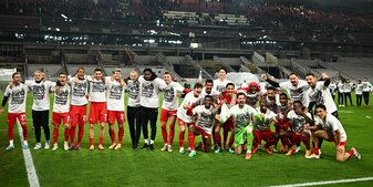 Die Frankfurter Mannschaft feiert den Finaleinzug. Die Frankfurter Mannschaft feiert den Finaleinzug.