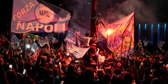 Fans des SSC Neapel jubeln über das 1:1 und den Gewinn des italienischen Meistertitels. Fans des SSC Neapel jubeln über das 1:1 und den Gewinn des italienischen Meistertitels.