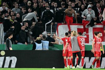 Der SC Freiburg hat nach den Vorkommnissen beim Pokal-Halbfinale gegen RB Leipzig Konsequenzen gezogen. Der SC Freiburg hat nach den Vorkommnissen beim Pokal-Halbfinale gegen RB Leipzig Konsequenzen gezogen.