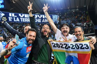Nach 33 Jahren gewinnt der SSC Neapel wieder die Serie A. Es ist die erste Meisterschaft ohne Diego Maradona. Foto: Tiziana Fabi/Getty Images Nach 33 Jahren gewinnt der SSC Neapel wieder die Serie A. Es ist die erste Meisterschaft ohne Diego Maradona. Foto: Tiziana Fabi/Getty Images