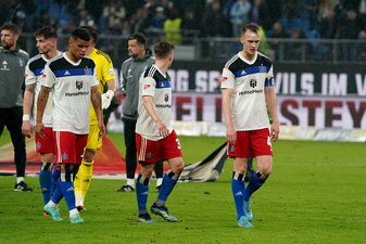 Die Hamburger Spieler um Sebastian Schonlau (r) gehen nach dem Spiel zu den Fans. Die Hamburger Spieler um Sebastian Schonlau (r) gehen nach dem Spiel zu den Fans.