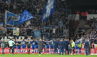 Blau-Weiß in Rheinhessen: Die Schalker Fans und Mannschaft feiern den Sieg in Mainz. Blau-Weiß in Rheinhessen: Die Schalker Fans und Mannschaft feiern den Sieg in Mainz.