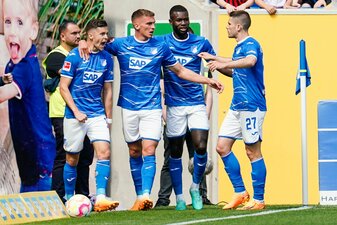 Hoffenheims Torschütze Christoph Baumgartner (l) jubelt mit Mannschaftskollegen über das Tor zur 1:0-Führung. Hoffenheims Torschütze Christoph Baumgartner (l) jubelt mit Mannschaftskollegen über das Tor zur 1:0-Führung.