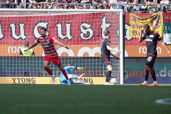 Augsburgs Dion Drena Beljo (l) jubelt nach seinem Tor zum 1:0, der Berliner Torwart Frederik Rönnow (M) schaut dem Ball im Netz nach. Augsburgs Dion Drena Beljo (l) jubelt nach seinem Tor zum 1:0, der Berliner Torwart Frederik Rönnow (M) schaut dem Ball im Netz nach.