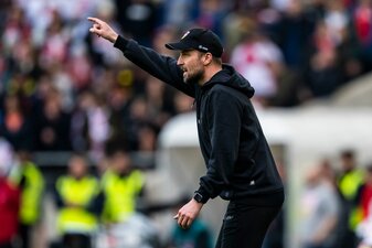 Stuttgarts Trainer Sebastian Hoeneß coacht seine Mannschaft. Stuttgarts Trainer Sebastian Hoeneß coacht seine Mannschaft.
