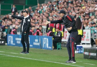 Bayerns Trainer Thomas Tuchel (r) und Bremens Trainer Ole Werner stehen am Spielfeldrand. Bayerns Trainer Thomas Tuchel (r) und Bremens Trainer Ole Werner stehen am Spielfeldrand.