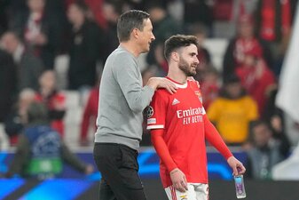 Benficas Cheftrainer Roger Schmidt gratuliert seinem Spieler Rafa Silva nach dem Spiel. Benficas Cheftrainer Roger Schmidt gratuliert seinem Spieler Rafa Silva nach dem Spiel.