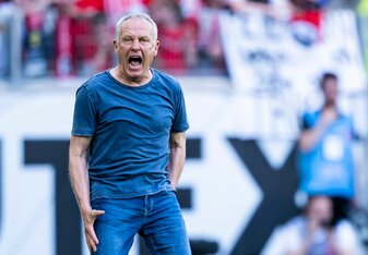Freiburgs Trainer Christian Streich reagiert im Spiel. Freiburgs Trainer Christian Streich reagiert im Spiel.