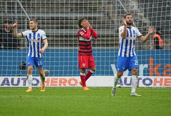 Stuttgarts Enzo Millot (M) wirkt enttäuscht. Stuttgarts Enzo Millot (M) wirkt enttäuscht.