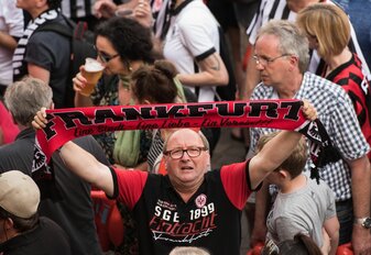 Zum Pokalfinale wird es keinen gemeinsamen Fanschal von Eintracht Frankfurt und RB Leipzig geben. Zum Pokalfinale wird es keinen gemeinsamen Fanschal von Eintracht Frankfurt und RB Leipzig geben.