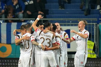 Der FC St. Pauli setzte sich in Darmstadt klar mit 3:0 durch. Der FC St. Pauli setzte sich in Darmstadt klar mit 3:0 durch.