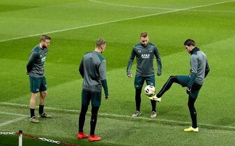 Spieler von AZ Alkmaar wärmen sich auf. Spieler von AZ Alkmaar wärmen sich auf.