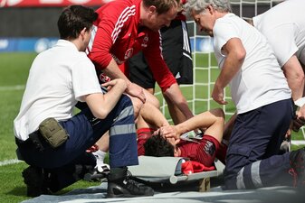 Nürnbergs Christopher Schindler wird im Spiel gegen den 1. FC Kaiserslautern vom Platz getragen. Nürnbergs Christopher Schindler wird im Spiel gegen den 1. FC Kaiserslautern vom Platz getragen.
