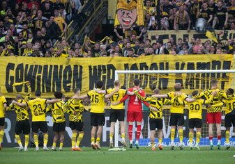 Dortmunds Spieler feiern den Sieg vor der Südtribüne. Dortmunds Spieler feiern den Sieg vor der Südtribüne.