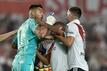 Sergio Romero von den Boca Juniors (l) konfrontiert Agustin Palavecino von River Plate (r).