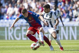 Sah nach einem Kopfstoß die Rote Karte: Taulant Xhaka (l) vom FC Basel. Sah nach einem Kopfstoß die Rote Karte: Taulant Xhaka (l) vom FC Basel.