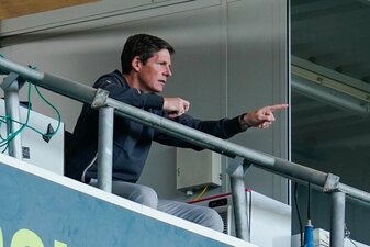 Oliver Glasner musste das Spiel in Hoffenheim nach seiner Roten Karten von der Tribüne aus verfolgen. Oliver Glasner musste das Spiel in Hoffenheim nach seiner Roten Karten von der Tribüne aus verfolgen.