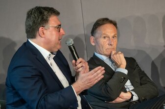 Hellmann und Watzke haben die Pläne der DFL zum Einstieg eines Investors gegen Kritik verteidigt. Hellmann und Watzke haben die Pläne der DFL zum Einstieg eines Investors gegen Kritik verteidigt.