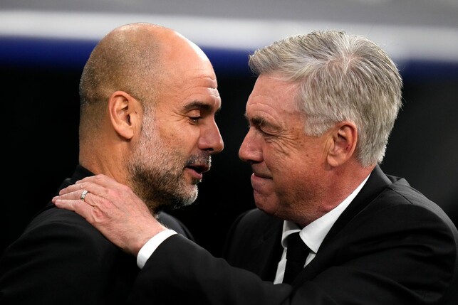 Real Madrid-Coach Carlo Ancelotti (r), und Manchester City-Trainer Pep Guardiola begrüßen sich vor dem Spiel.