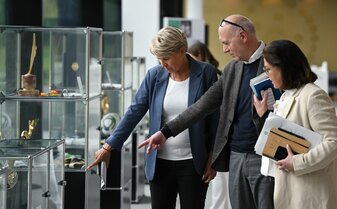 Bernd Neuendorf, DFB-Präsident (m.) fordert eine schnelle Einigung im Streit um die Fernsehlizenzen. Bernd Neuendorf, DFB-Präsident (m.) fordert eine schnelle Einigung im Streit um die Fernsehlizenzen.