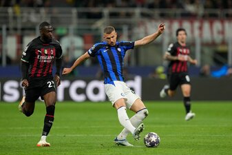 Fikayo Tomori (l) vom AC Mailand gegen Edin Dzeko von Inter Mailand. Fikayo Tomori (l) vom AC Mailand gegen Edin Dzeko von Inter Mailand.