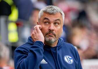 Schalkes Trainer Thomas Reis sieht in der jüngsten Unbeständigkeit des FC Bayern auch eine Gefahr für sein Team. Schalkes Trainer Thomas Reis sieht in der jüngsten Unbeständigkeit des FC Bayern auch eine Gefahr für sein Team.