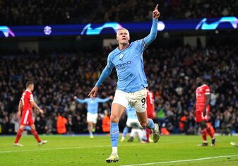 Manchesters Erling Haaland wurde in England zum Fußballer des Jahres gewählt. Manchesters Erling Haaland wurde in England zum Fußballer des Jahres gewählt.