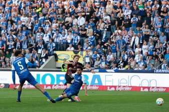 Nürnbergs Felix Lohkemper (M) schießt sein Tor zum 2:2. Nürnbergs Felix Lohkemper (M) schießt sein Tor zum 2:2.