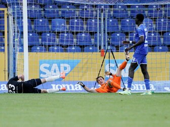 Spielabbruch in Regionalliga: Aalens Kienle bewusstlos Spielabbruch in Regionalliga: Aalens Kienle bewusstlos