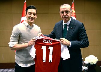 Bereits vor fünf Jahren hatte ein Foto von Mesut Özil mit dem türkischen Staatspräsidenten Recep Tayyip Erdogan für viel Aufsehen gesorgt. Bereits vor fünf Jahren hatte ein Foto von Mesut Özil mit dem türkischen Staatspräsidenten Recep Tayyip Erdogan für viel Aufsehen gesorgt.