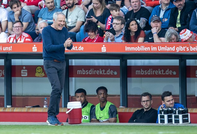 Fußball: Bundesliga, 1. FC UTrainer Christian Streich von SC Freiburg läuft gestikulierend am Spielfeldrand entlang.