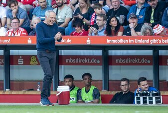 Fußball: Bundesliga, 1. FC UTrainer Christian Streich von SC Freiburg läuft gestikulierend am Spielfeldrand entlang. Fußball: Bundesliga, 1. FC UTrainer Christian Streich von SC Freiburg läuft gestikulierend am Spielfeldrand entlang.