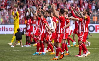 Spieler von Union Berlin bedanken sich nach dem Spiel bei den Zuschauern. Spieler von Union Berlin bedanken sich nach dem Spiel bei den Zuschauern.