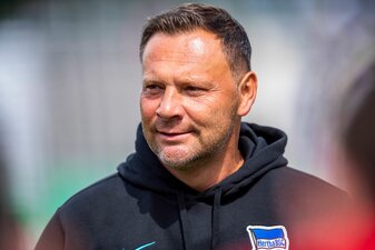 Berlins Trainer Pal Dardai wurde bei der Mitgliederversammlung von Hertha BSC begeistert von den Fans empfangen. Berlins Trainer Pal Dardai wurde bei der Mitgliederversammlung von Hertha BSC begeistert von den Fans empfangen.