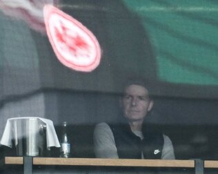 Auf Grund seiner Rotsperre musste sich Oliver Glasner den Sieg seiner Mannschaft gegen Mainz 05 aus der Loge anschauen. Auf Grund seiner Rotsperre musste sich Oliver Glasner den Sieg seiner Mannschaft gegen Mainz 05 aus der Loge anschauen.