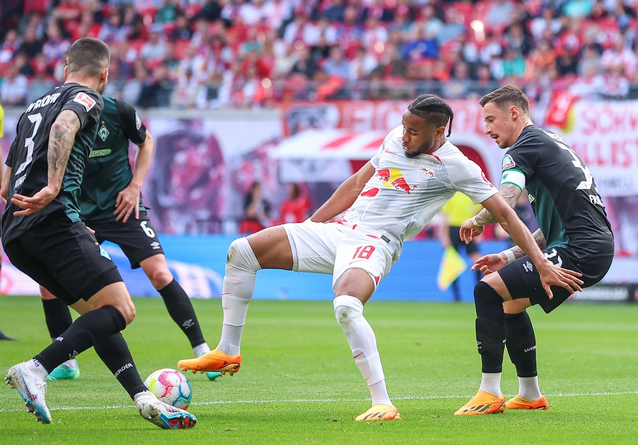 Christopher Nkunku (M) und RB Leipzig sicherten sich gegen Bremen spät die drei Punkte.