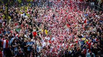 Feyenoord-Fans feiern den vorzeitigen Gewinn der Meisterschaft. Feyenoord-Fans feiern den vorzeitigen Gewinn der Meisterschaft.