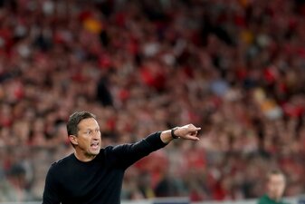 Benfica-Coach Roger Schmidt gestikuliert am Spielfeldrand. Benfica-Coach Roger Schmidt gestikuliert am Spielfeldrand.