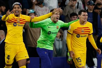 Die Spieler des FC Barcelona feiern nach dem Gewinn der Meisterschaft. Die Spieler des FC Barcelona feiern nach dem Gewinn der Meisterschaft.