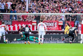Leverkusens Exequiel Palacios (r) macht das Tor zum 1:1 gegen Stuttgarts Torwart Fabian Bredlow (l). Leverkusens Exequiel Palacios (r) macht das Tor zum 1:1 gegen Stuttgarts Torwart Fabian Bredlow (l).