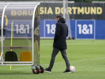 Dortmunds Sportdirektor Sebastian Kehl auf dem Platz. Dortmunds Sportdirektor Sebastian Kehl auf dem Platz.