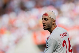 Kölns Jeff Chabot blutet durch einen Verband hindurch. Kölns Jeff Chabot blutet durch einen Verband hindurch.