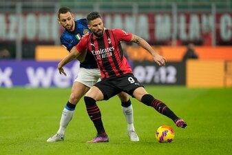 Olivier Giroud (r) vom AC Mailand kämpft mit Stefan de Vrij von Inter Mailand um den Ball. Olivier Giroud (r) vom AC Mailand kämpft mit Stefan de Vrij von Inter Mailand um den Ball.