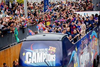 Spieler des FC Barcelona fahren mit einem offenen Bus durch die katalanische Metropole. Spieler des FC Barcelona fahren mit einem offenen Bus durch die katalanische Metropole.