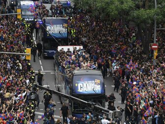 Busparade vor Tausenden Fans: Barca feiert Meistertitel Busparade vor Tausenden Fans: Barca feiert Meistertitel