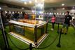 Fans stehen neben dem Grab des verstorbenen brasilianischen Fußballstars Pele im Mausoleum des Necropole Ecumenica Memorial Cemetery.